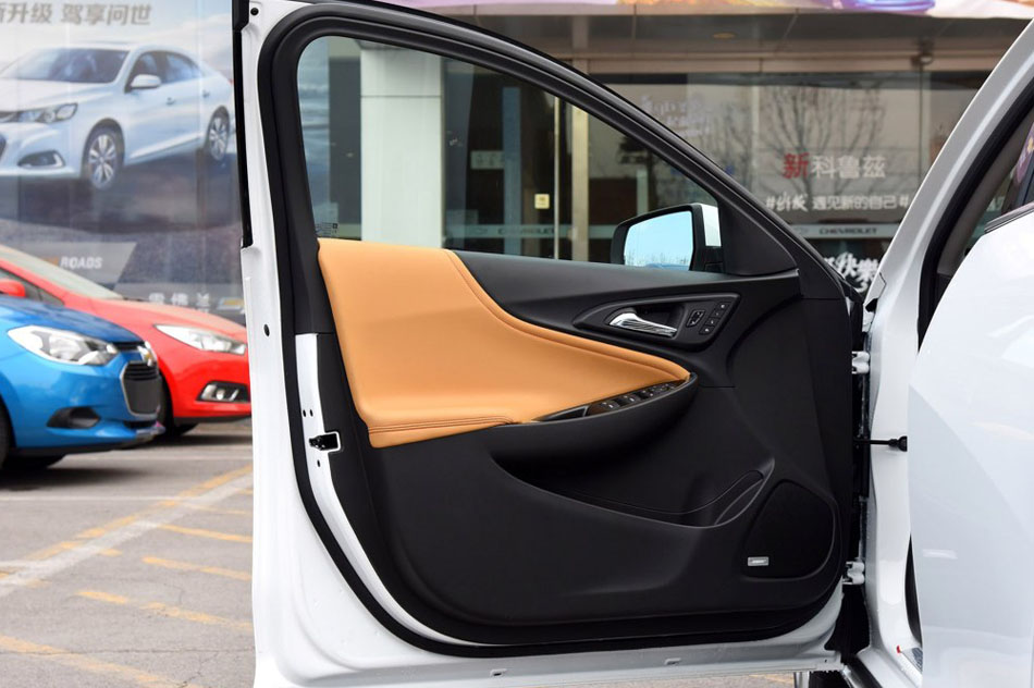 2016款 1.5T 双离合锐耀版 座椅空间