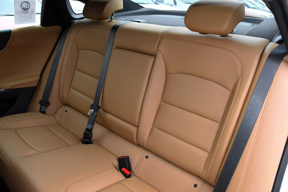 2016款 1.5T 双离合锐耀版 座椅空间