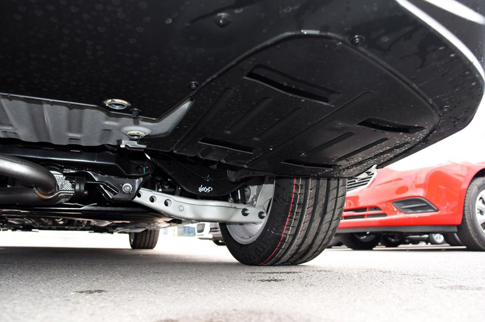 2016款 1.5T 双离合锐耀版 引擎底盘