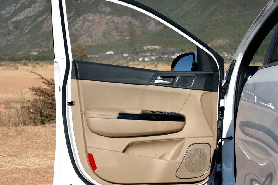 2016款 1.6T 自动四驱Premium 座椅空间