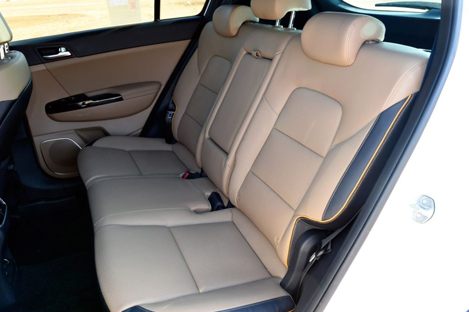 2016款 1.6T 自动四驱Premium 座椅空间