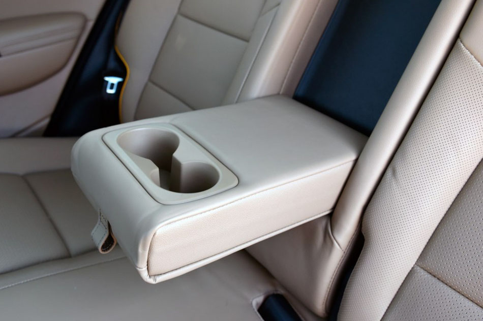 2016款 1.6T 自动四驱Premium 座椅空间