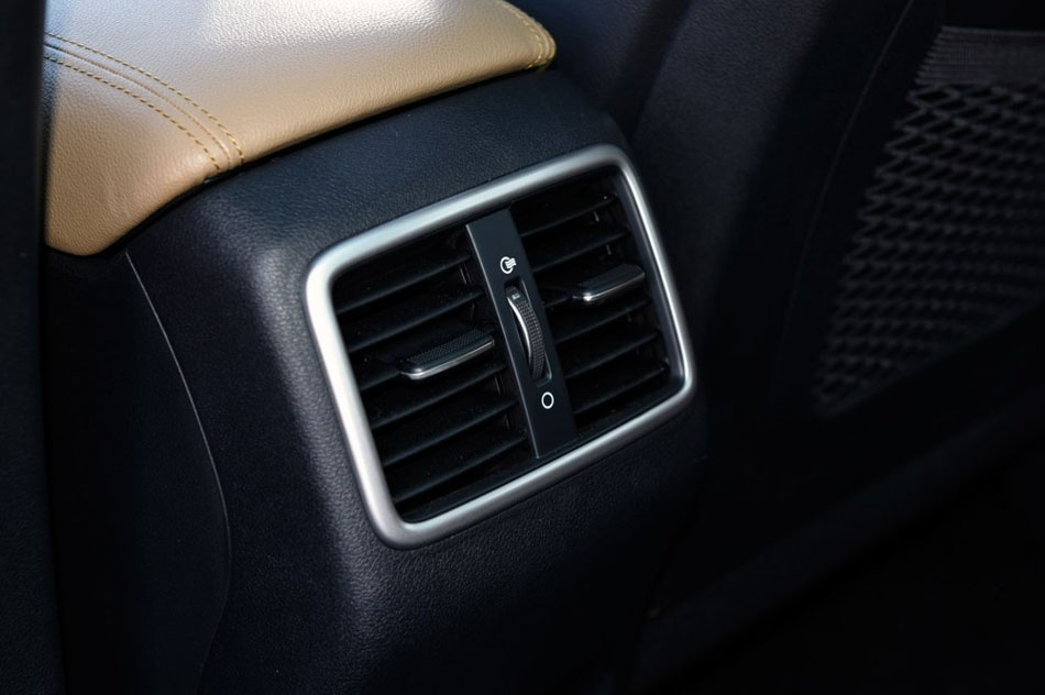 2016款 1.6T 自动四驱Premium 座椅空间