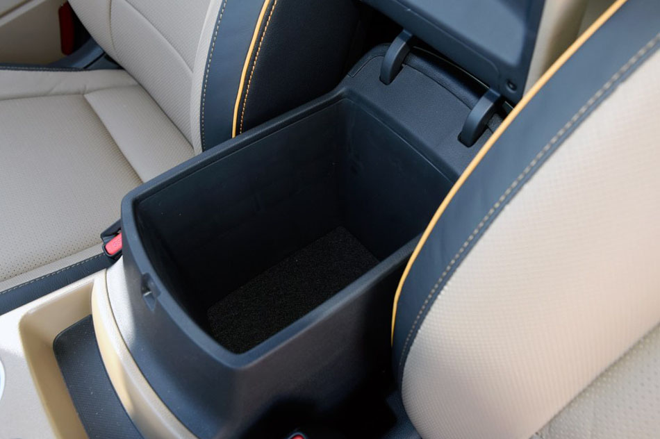 2016款 1.6T 自动四驱Premium 座椅空间