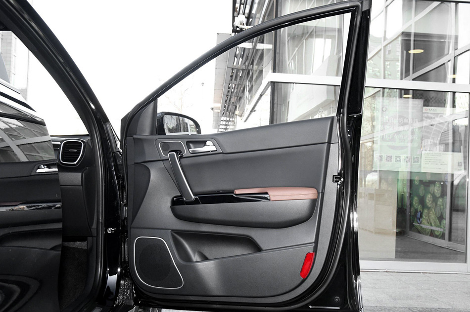 2019款 1.6T 自动四驱豪华 座椅空间