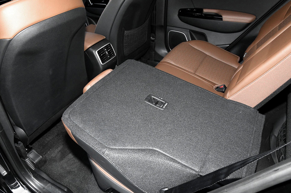 2019款 1.6T 自动四驱豪华 座椅空间