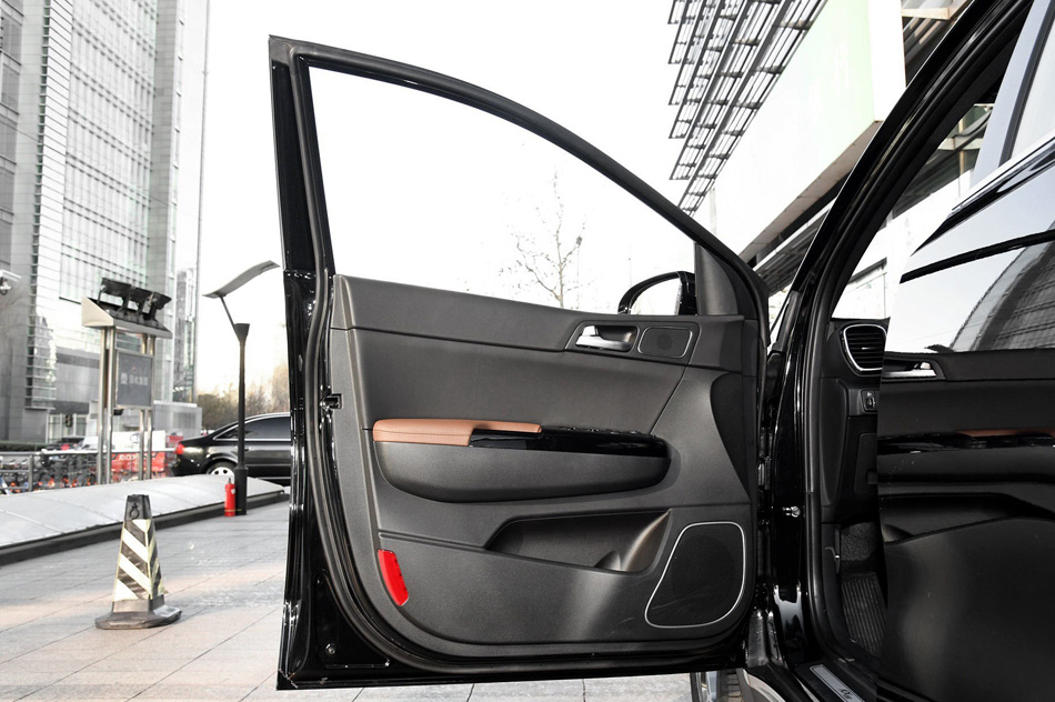 2019款 1.6T 自动四驱豪华 座椅空间