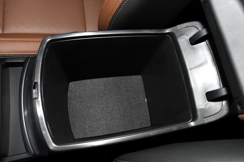 2019款 1.6T 自动四驱豪华 座椅空间