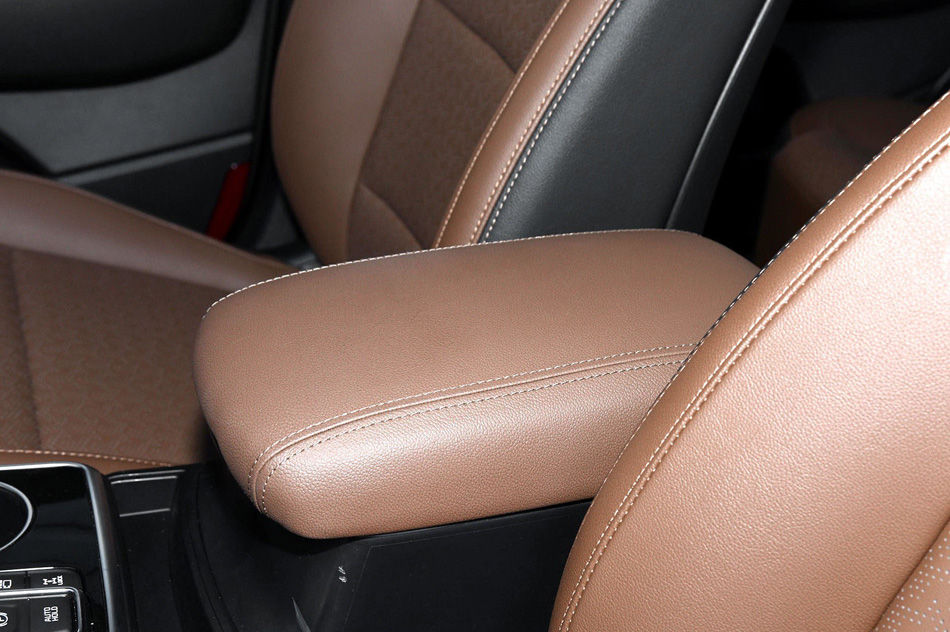 2019款 1.6T 自动四驱豪华 座椅空间