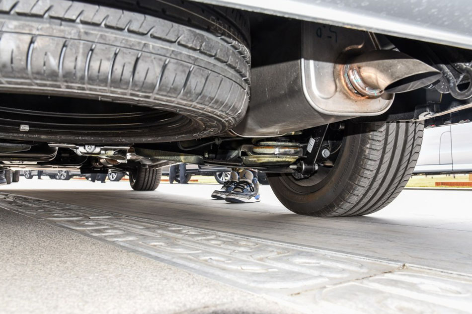 2016款 V 260 尊贵版 引擎底盘