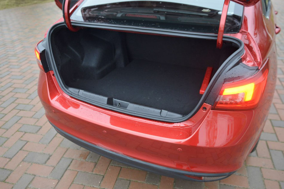 2016款 1.5L 手动领臻版 座椅空间