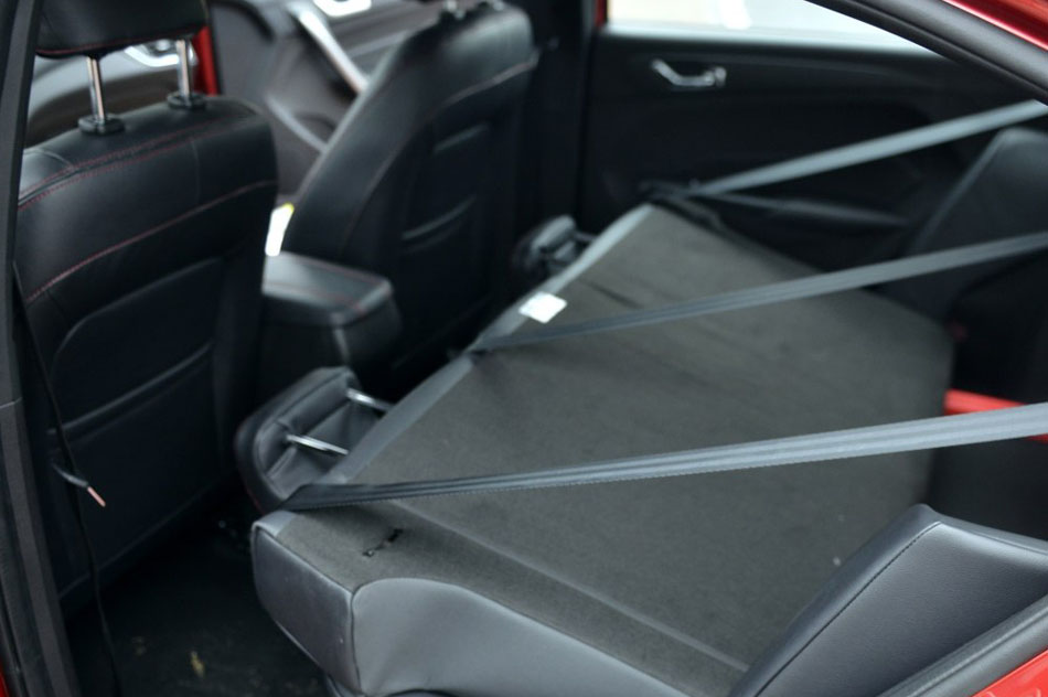 2016款 1.5L 手动领臻版 座椅空间