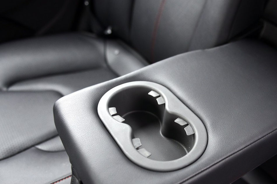 2016款 1.5L 手动领臻版 座椅空间