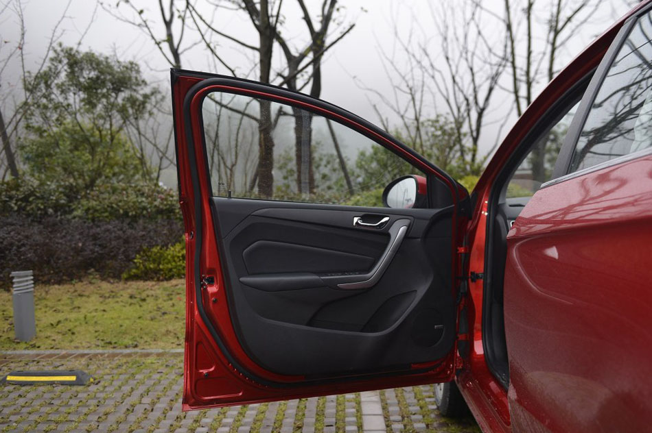 2016款 1.5L 手动领臻版 座椅空间