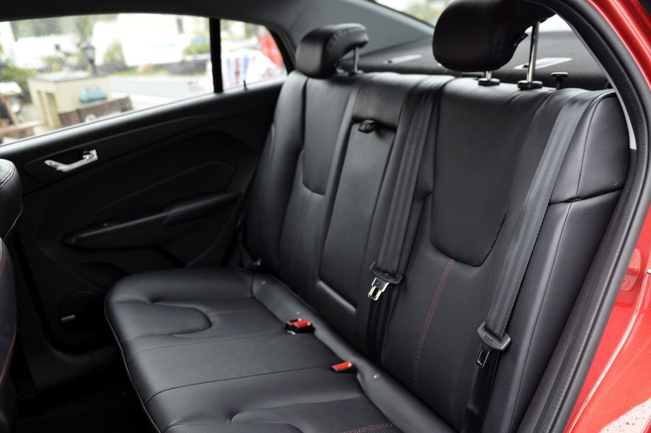 2016款 1.5L 手动领臻版 座椅空间