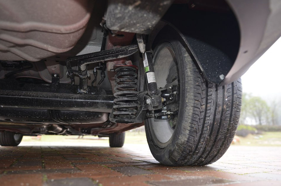 2016款 1.5L 手动领臻版 引擎底盘