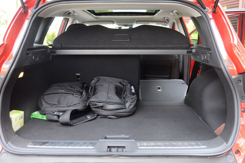 2016款 2.0L 四驱至尊版 座椅空间