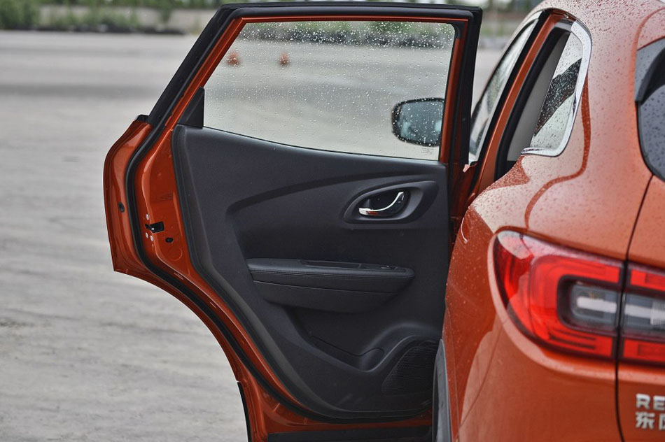 2016款 2.0L 四驱至尊版 座椅空间