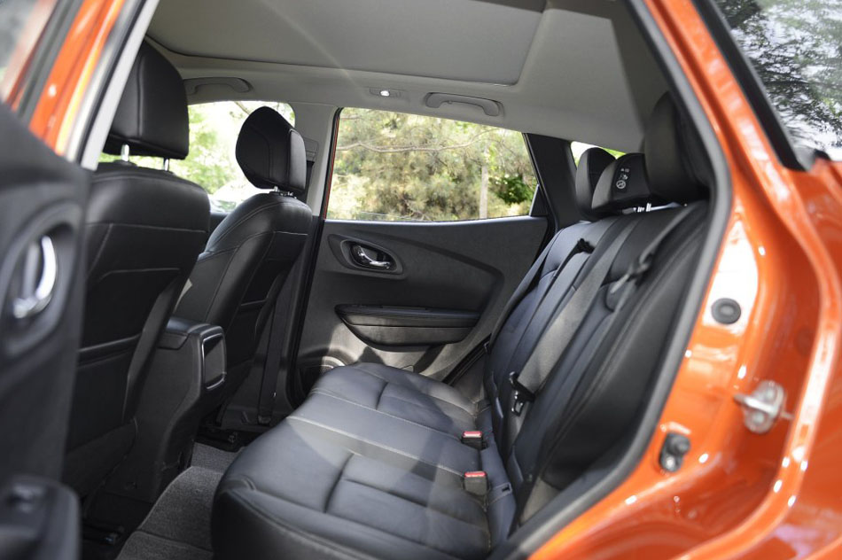 2016款 2.0L 四驱至尊版 座椅空间