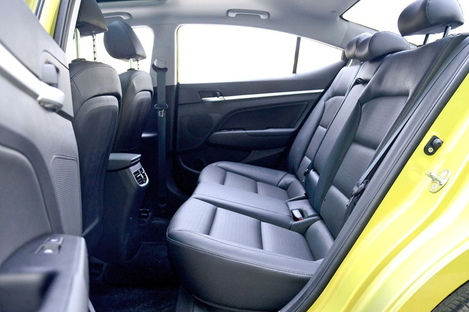 2016款 1.6L 自动智炫·旗舰型 座椅空间