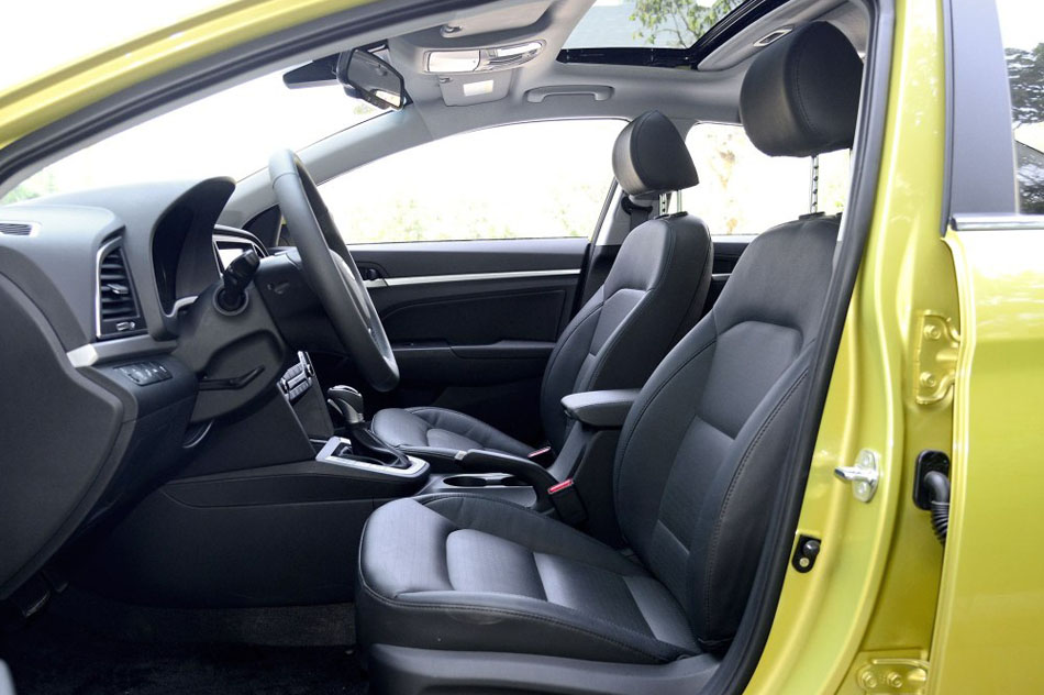 2016款 1.6L 自动智炫·旗舰型 座椅空间