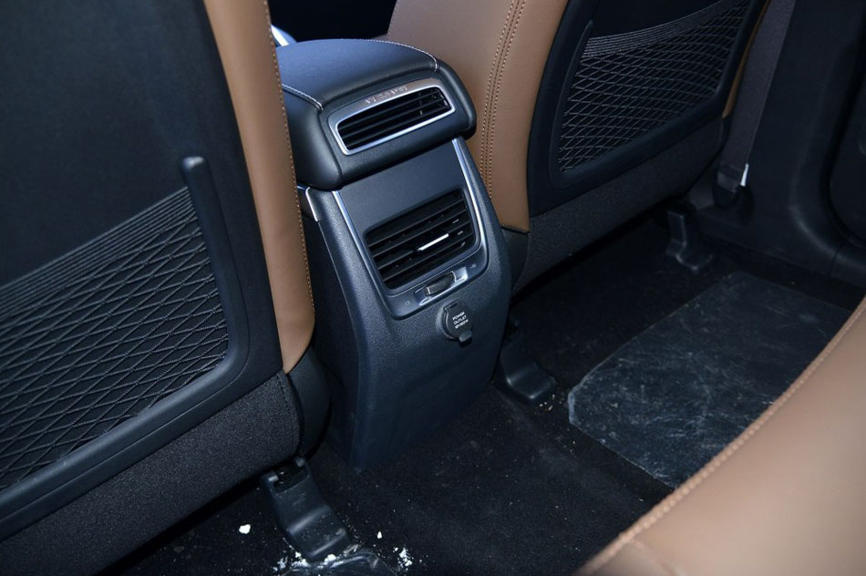 2016款 1.8TD 自动四驱智尊型 座椅空间