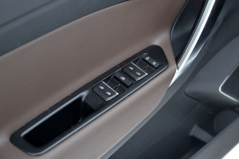 2016款 1.8TD 自动四驱智尊型 座椅空间