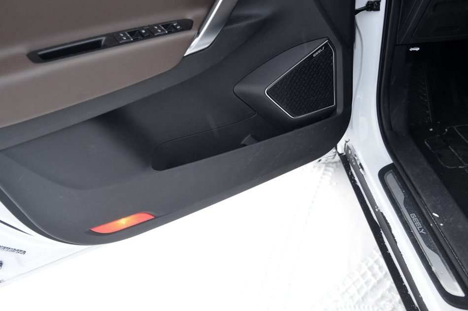 2016款 1.8TD 自动四驱智尊型 座椅空间