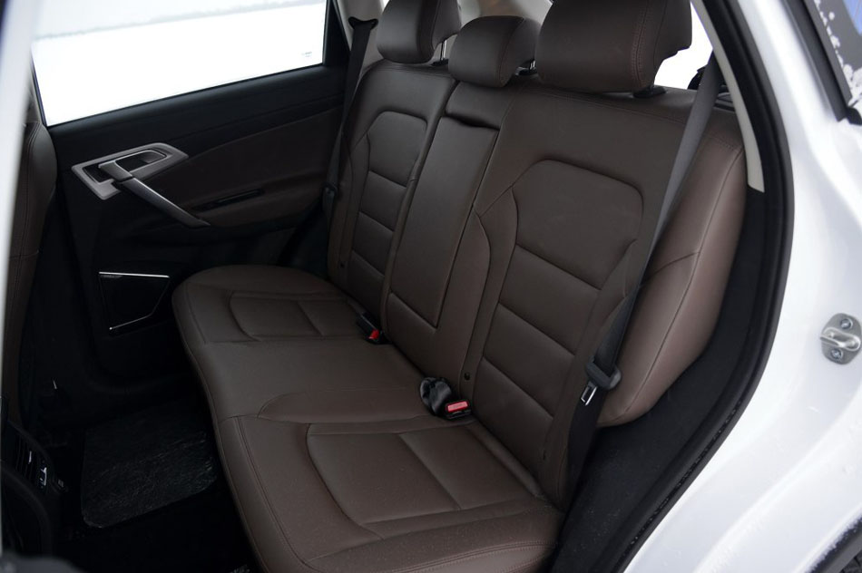 2016款 1.8TD 自动四驱智尊型 座椅空间