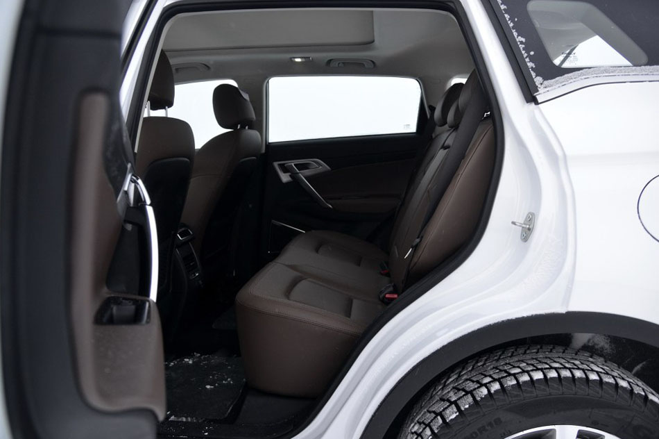 2016款 1.8TD 自动四驱智尊型 座椅空间
