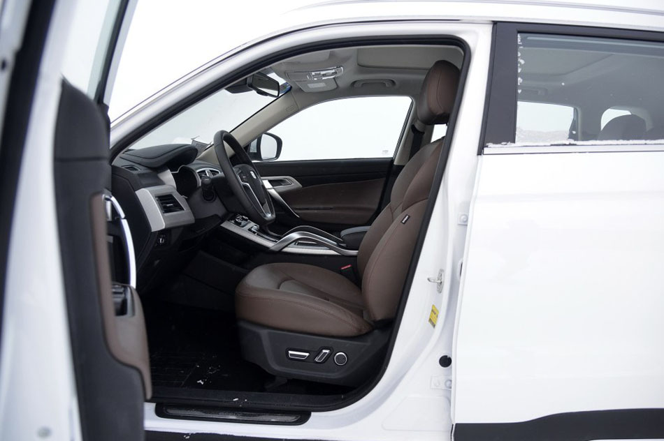 2016款 1.8TD 自动四驱智尊型 座椅空间