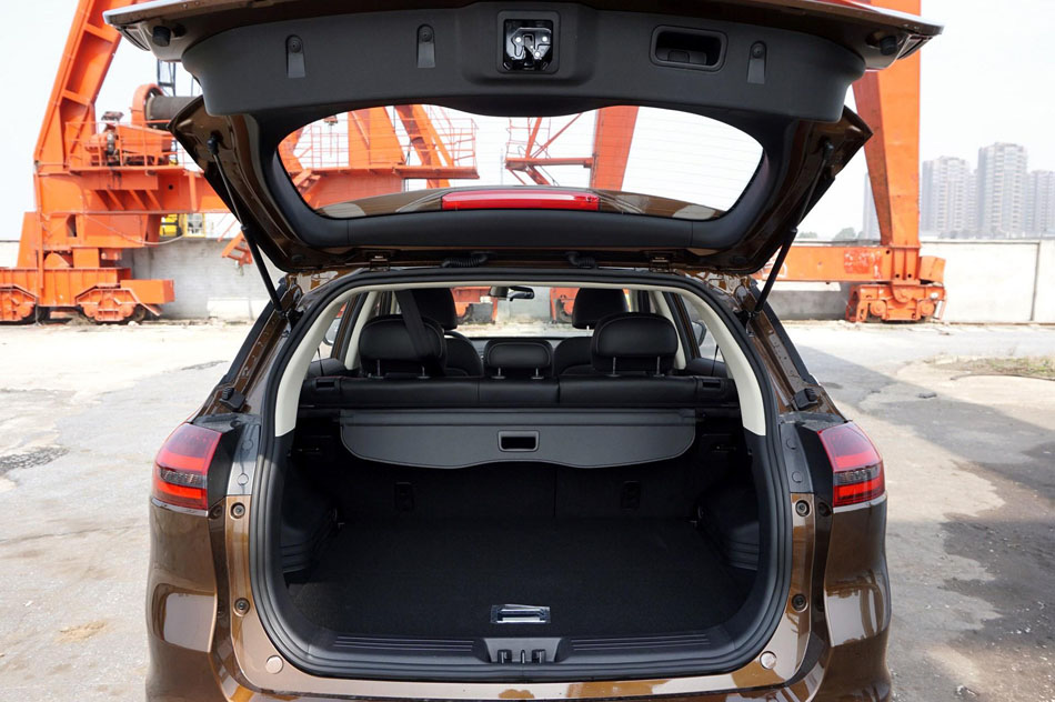 2018款 1.8TD 手动两驱智雅型 座椅空间