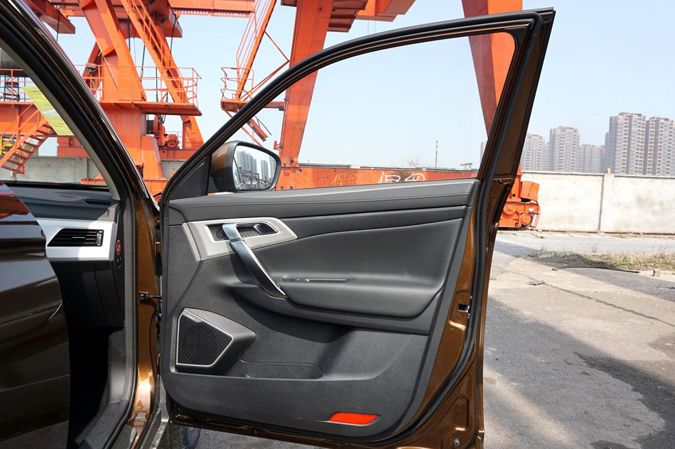 2018款 1.8TD 手动两驱智雅型 座椅空间