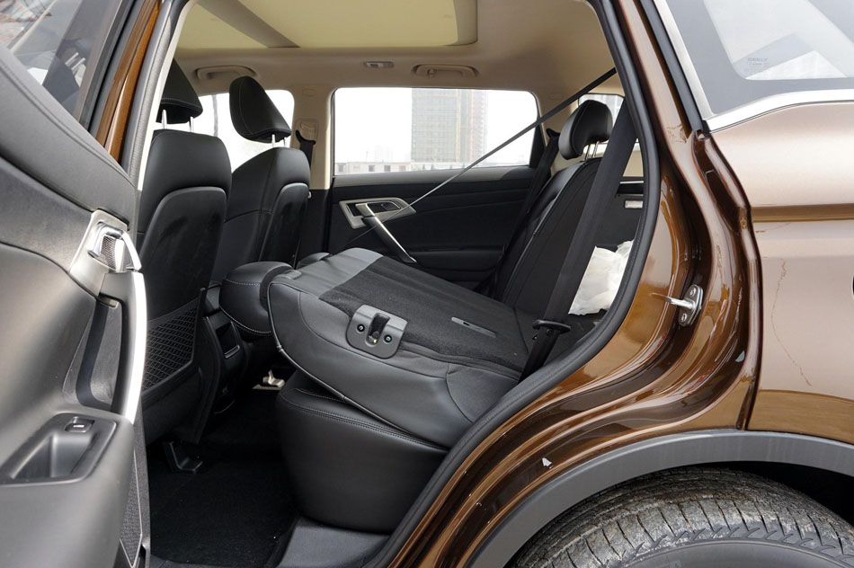 2018款 1.8TD 手动两驱智雅型 座椅空间