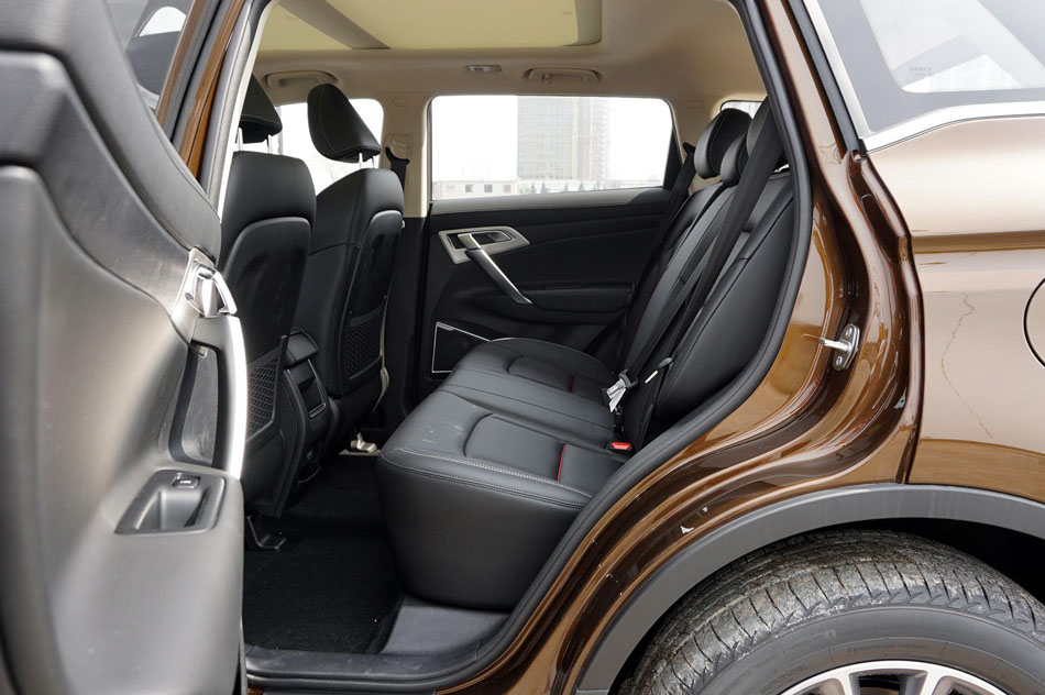 2018款 1.8TD 手动两驱智雅型 座椅空间