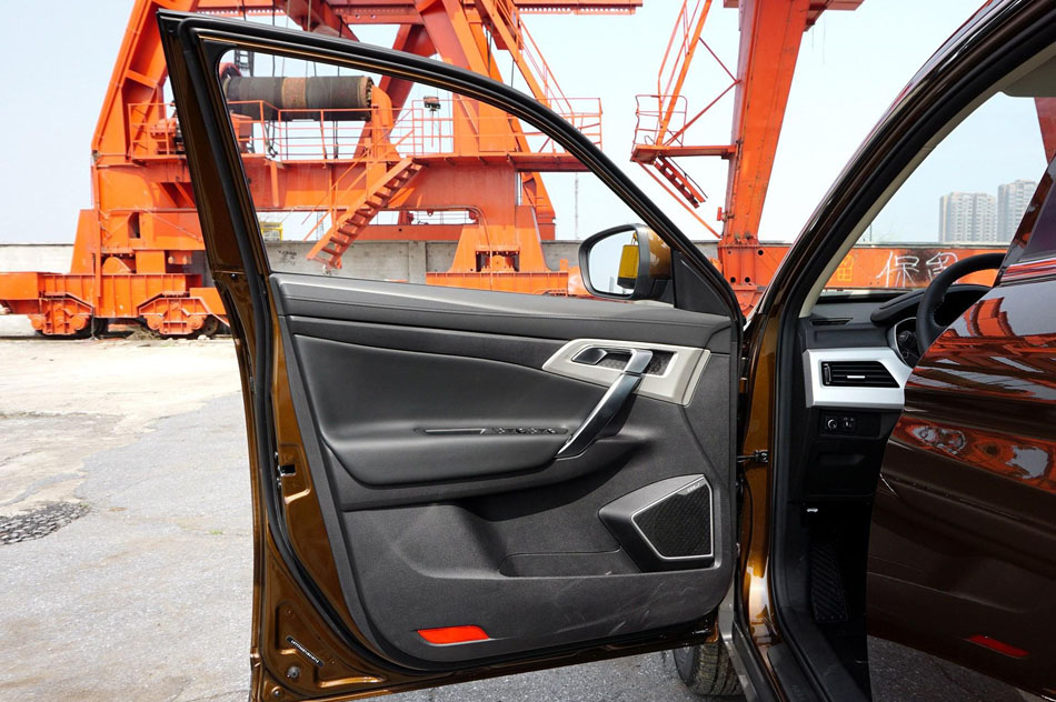 2018款 1.8TD 手动两驱智雅型 座椅空间