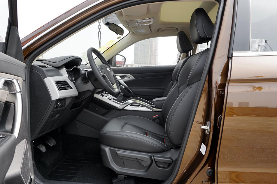 2018款 1.8TD 手动两驱智雅型 座椅空间