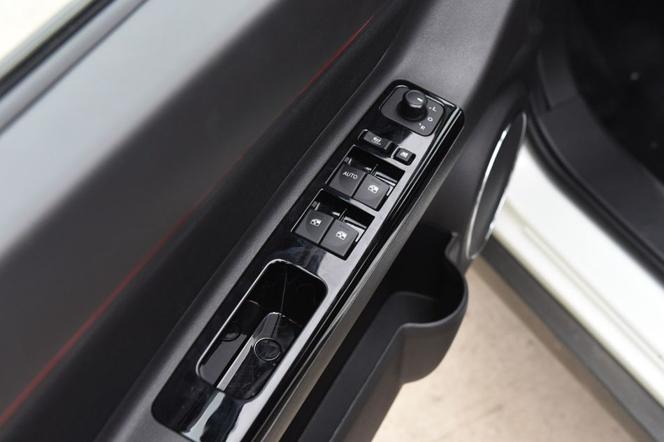 2016款 1.5L 手动乐慧版 座椅空间