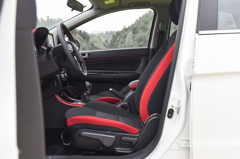 2016款 1.5L 手动乐慧版 座椅空间