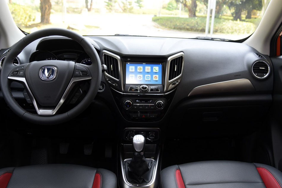 2016款 1.5L 手动尊贵版 内饰