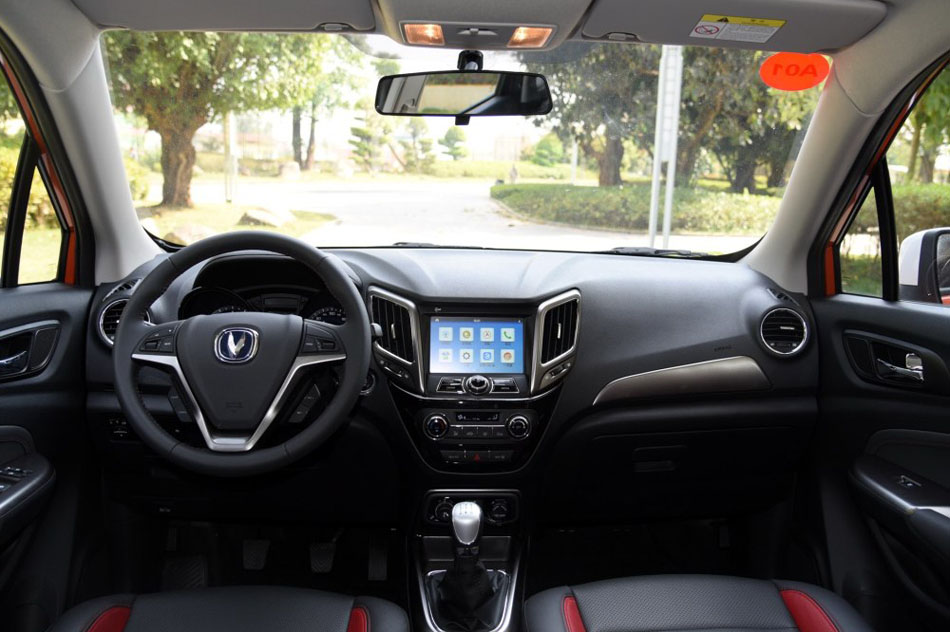 2016款 1.5L 手动尊贵版 内饰