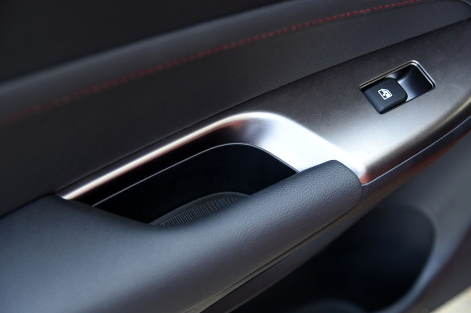 2016款 1.5L 手动尊贵版 座椅空间