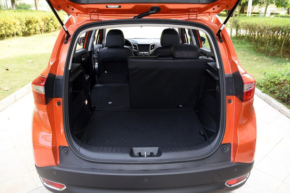 2016款 1.5L 手动尊贵版 座椅空间