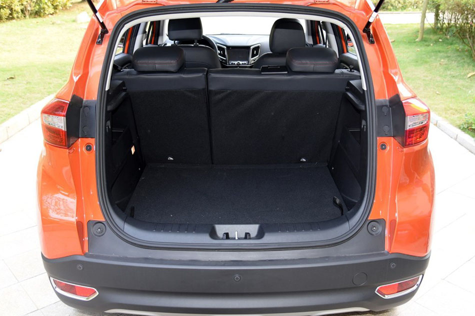 2016款 1.5L 手动尊贵版 座椅空间