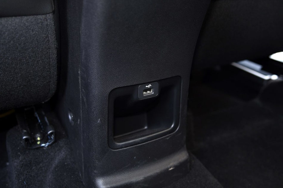 2016款 1.5L 手动尊贵版 座椅空间