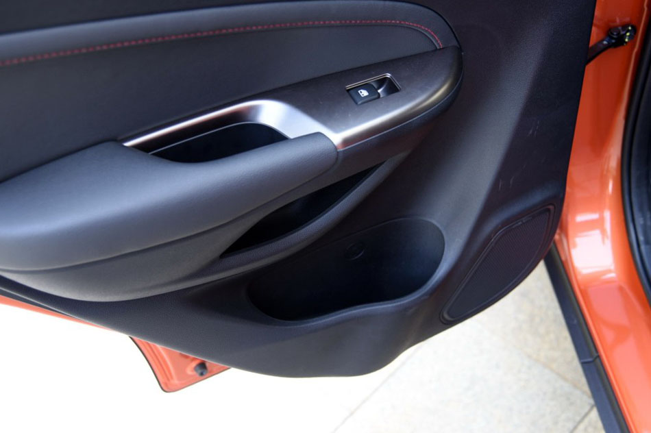 2016款 1.5L 手动尊贵版 座椅空间