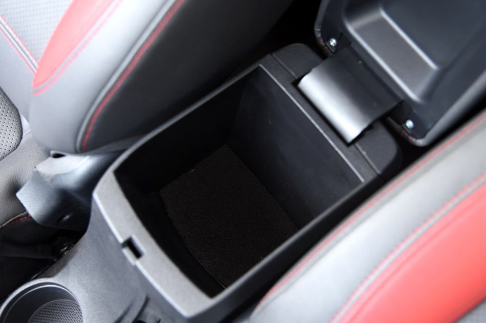 2016款 1.5L 手动尊贵版 座椅空间