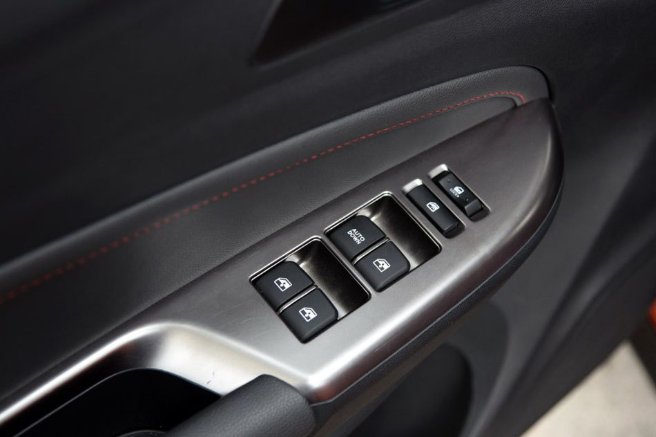 2016款 1.5L 手动尊贵版 座椅空间