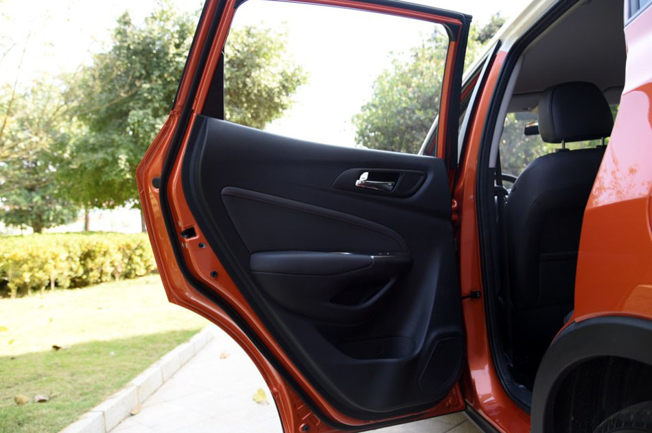 2016款 1.5L 手动尊贵版 座椅空间