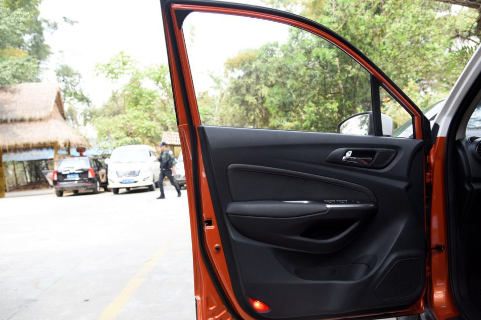 2016款 1.5L 手动尊贵版 座椅空间